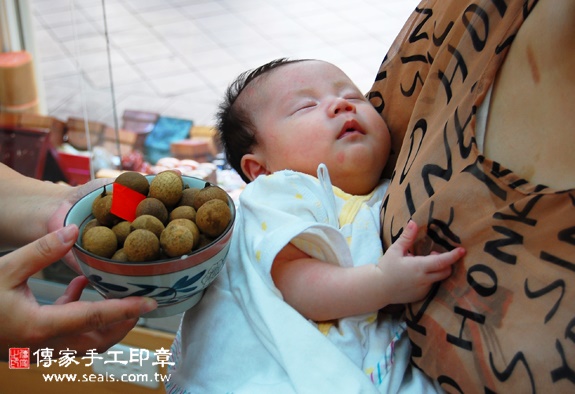 永谷寶寶(新北永和區嬰兒寶寶滿月剃頭理髮、免費嬰兒剃胎毛儀式吉祥話)。中國風會場，爸媽寶貝免費穿「日中韓」古裝禮服。專業拍照、DVD光碟、證書。★購買「臍帶章、肚臍章、胎毛筆刷印章」贈送：剃頭、收涎、抓周，三選一。 2015.11.17 照片7